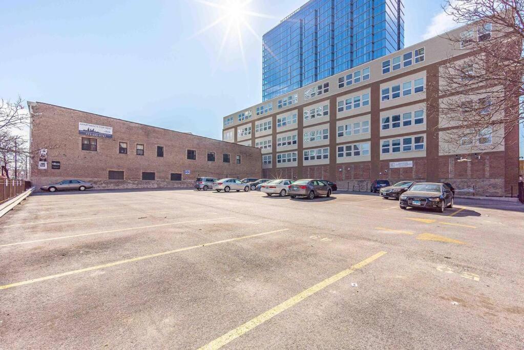 Mccormick Place Stylish Corner Unit With Optional Parking For Up To 6 Guests Apartment Chicago Exterior photo